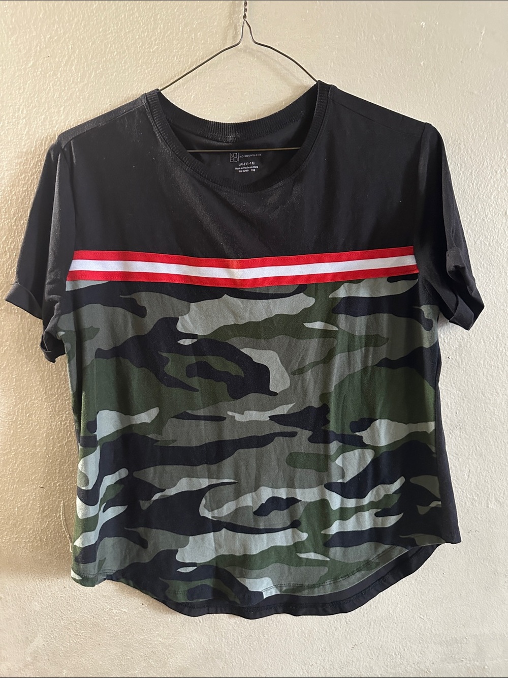 No Boundaries Black & Green Camo Crew Neck Shirt with Red Stripe size large